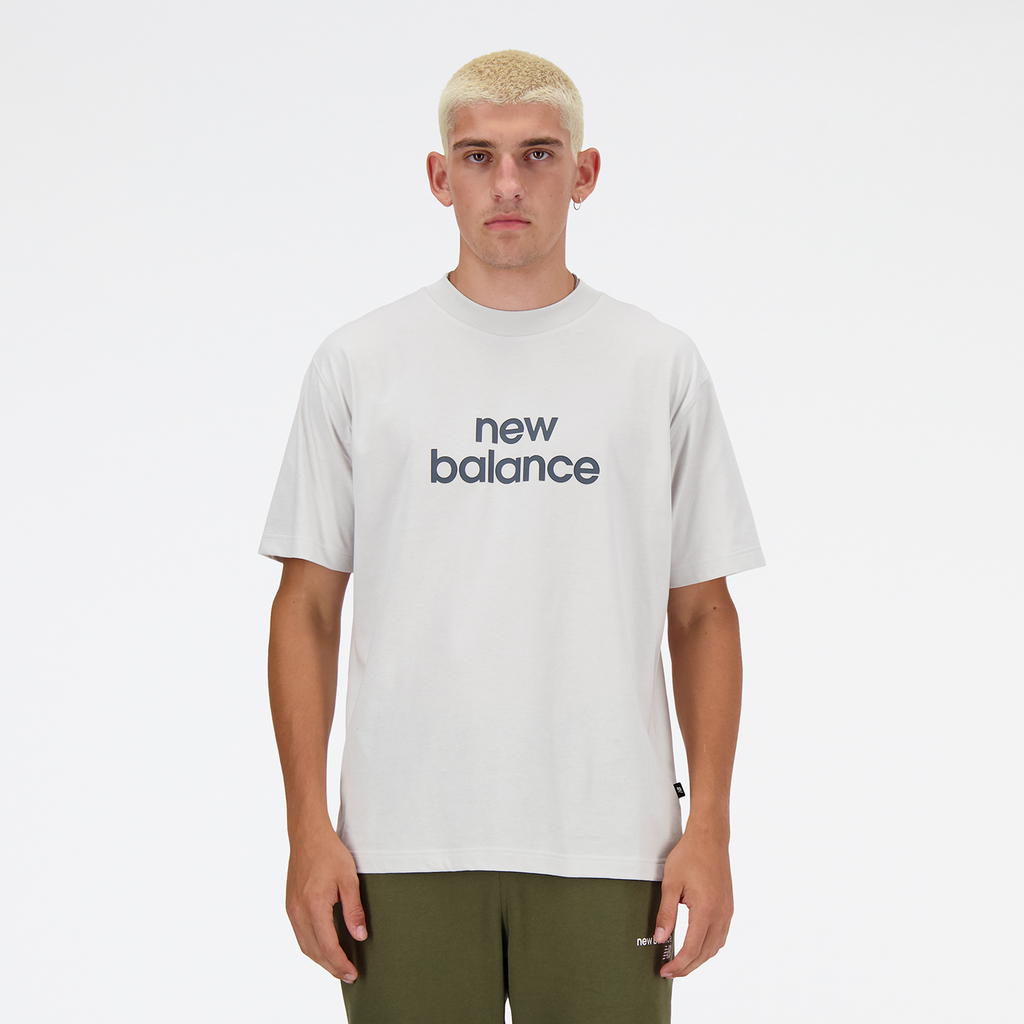New Balance New Balance Linear Logo Relaxed Tee in GRAU