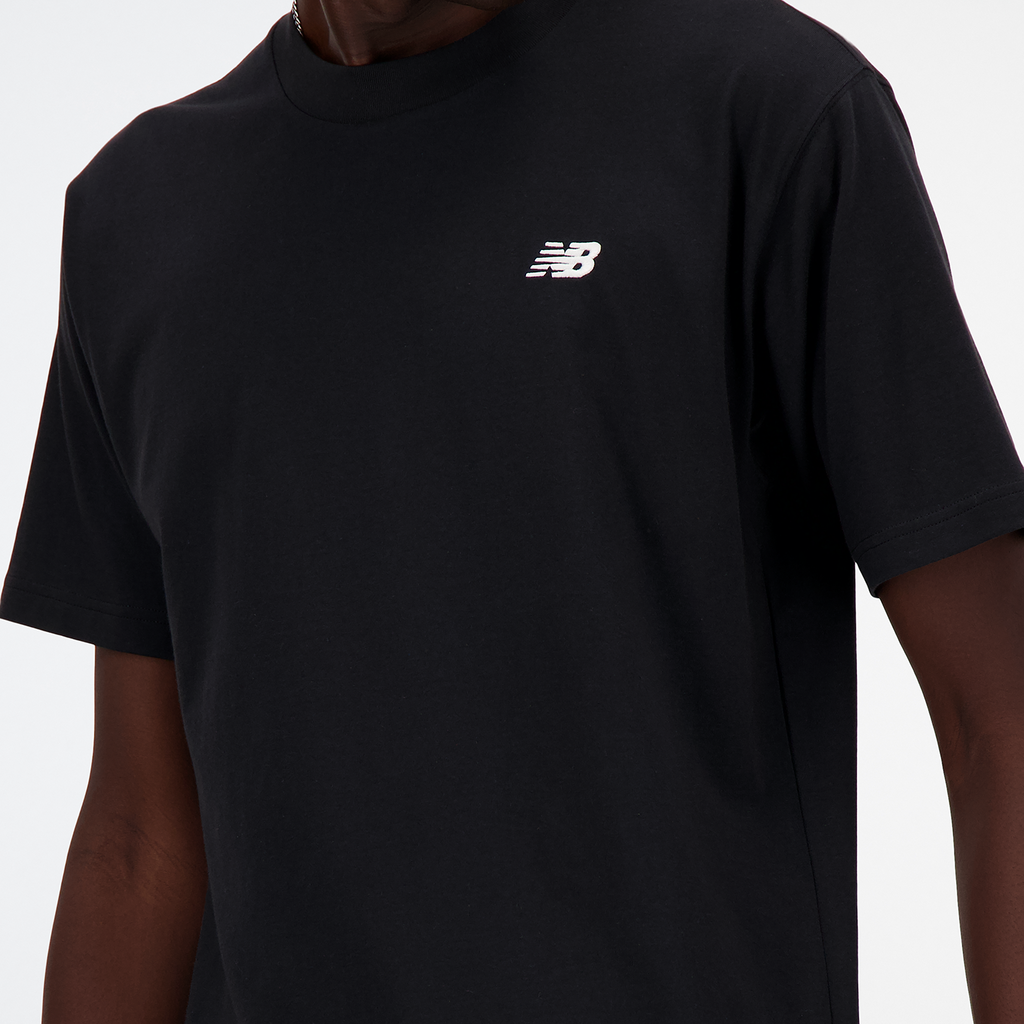 New Balance Sport Essentials Small Logo T-Shirt in SCHWARZ