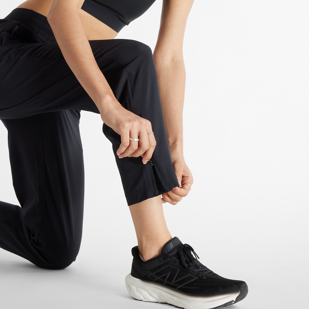 New Balance W Sport Essentials Performance Woven Pant in SCHWARZ