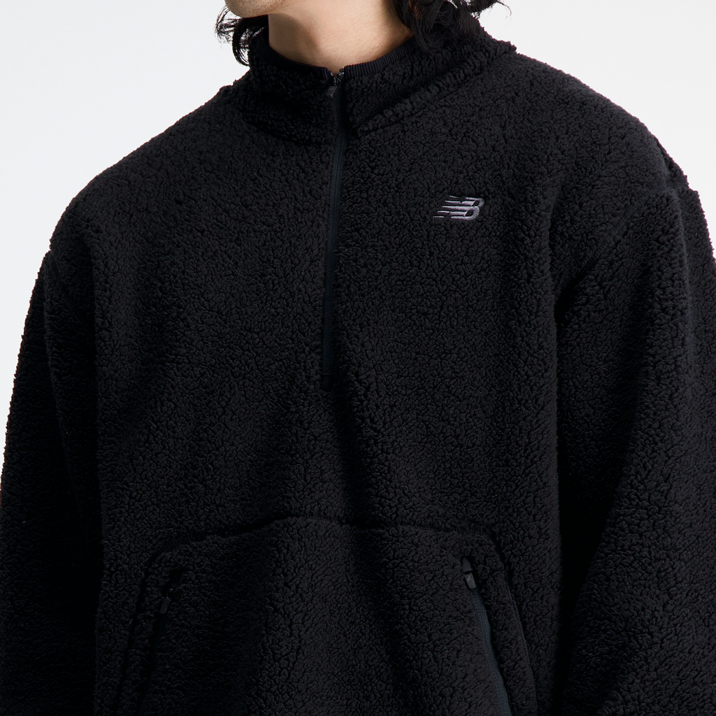 New Balance R.W. Tech Sherpa Pullover in SCHWARZ