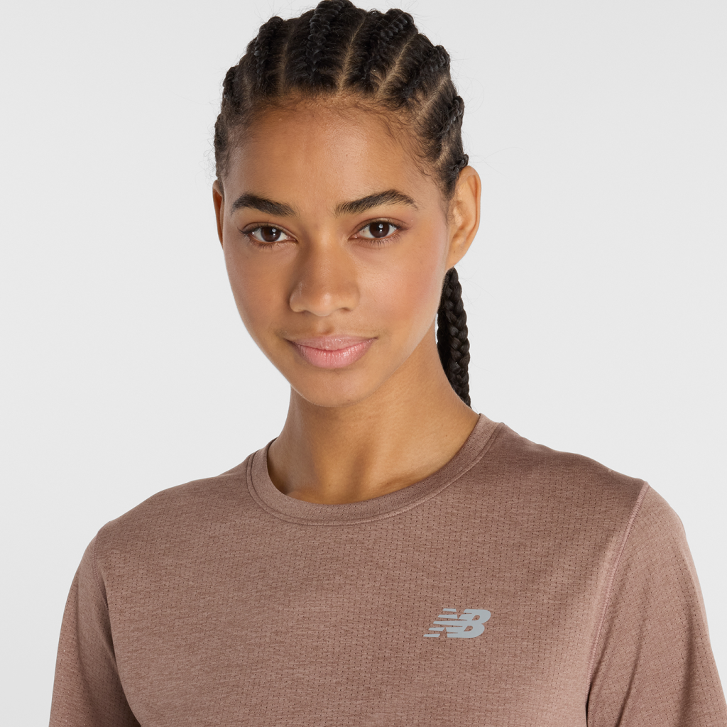 New Balance W NB Athletics Short Sleeve in BRAUN