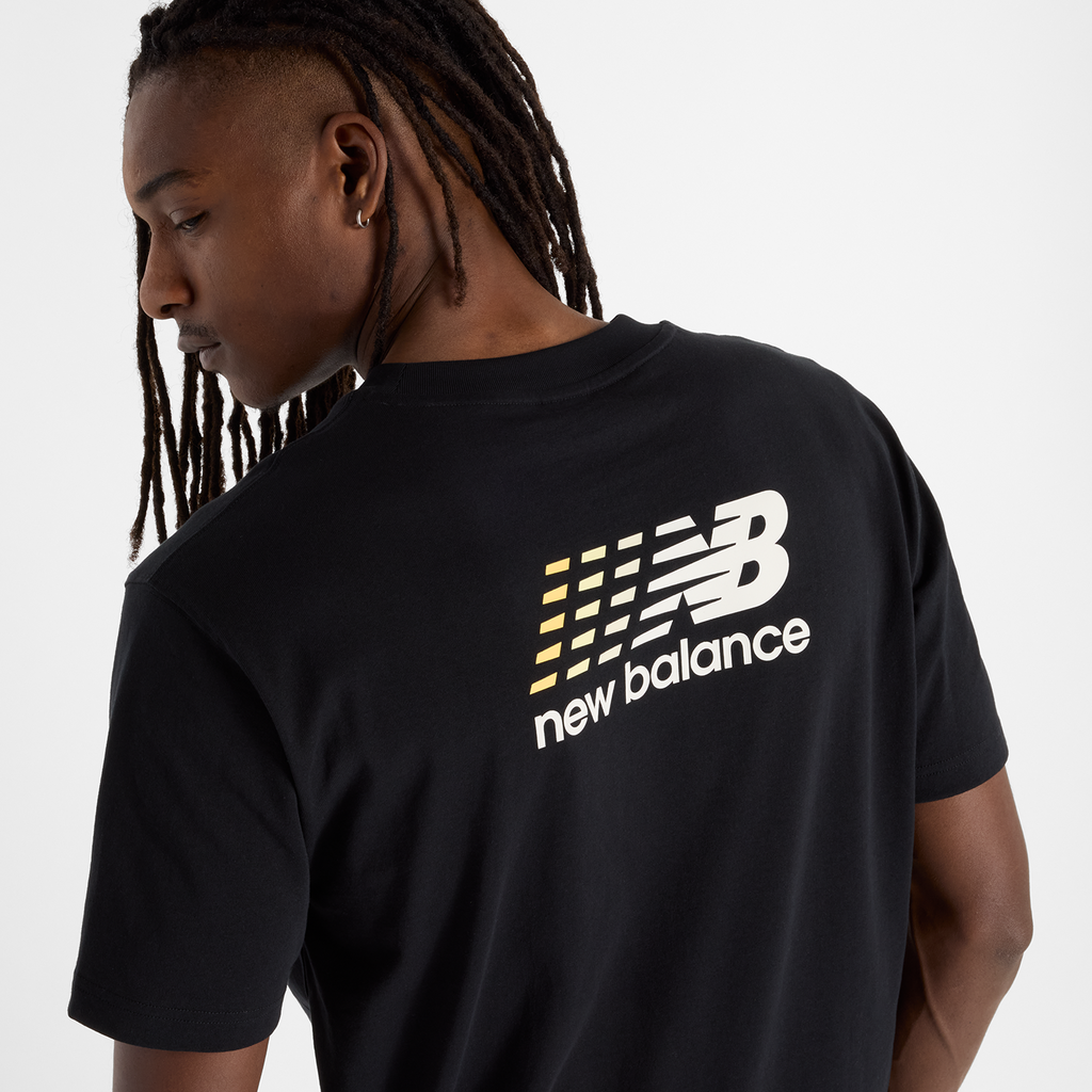 New Balance Athletics Multi Color Logo T-Shirt in SCHWARZ