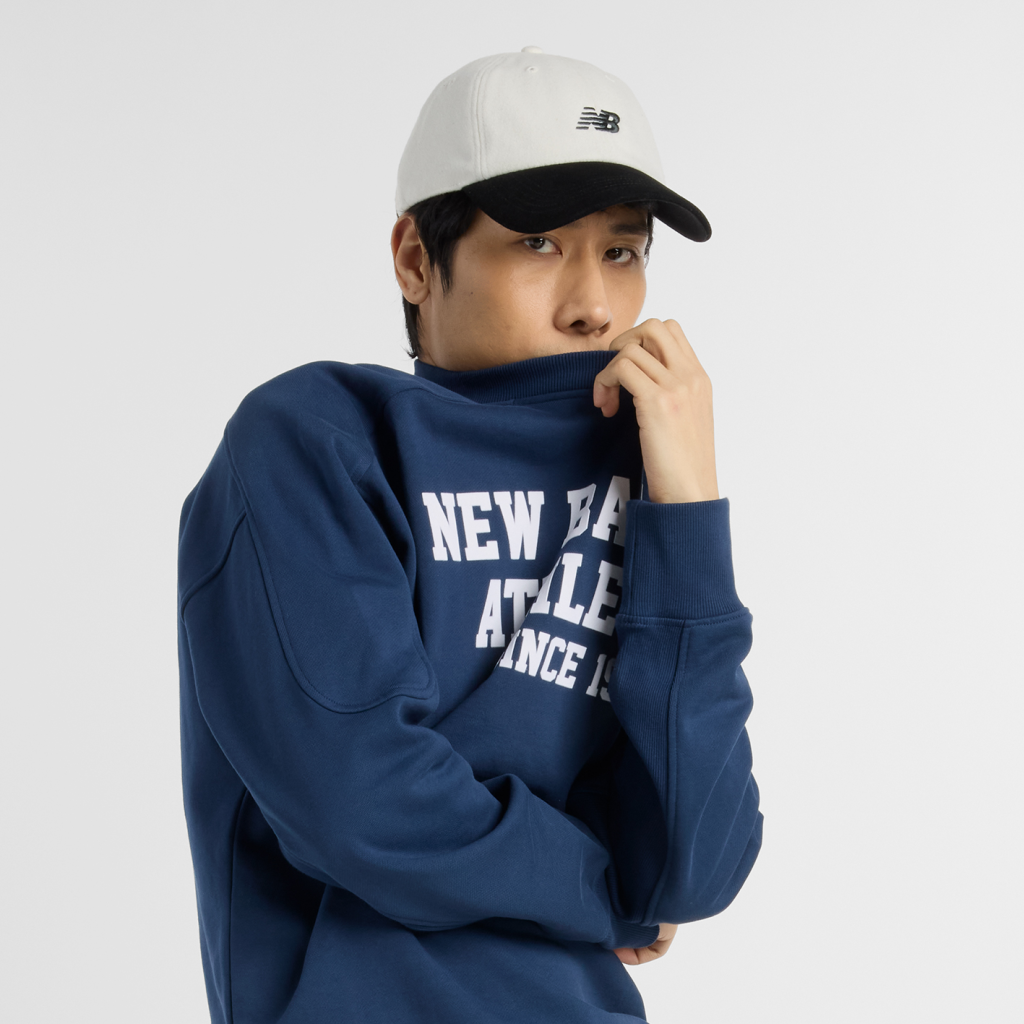 New Balance Varsity French Terry Graphic Crew in BLAU