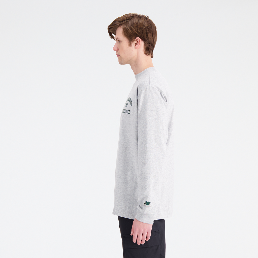 New Balance Athletics Varsity Graphic Mock Longsleeve in GRAU