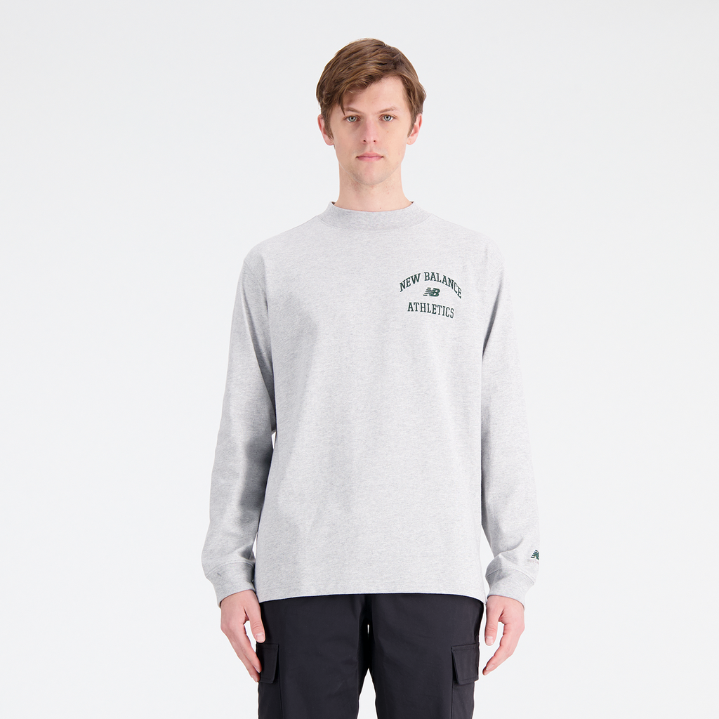 New Balance Athletics Varsity Graphic Mock Longsleeve in GRAU