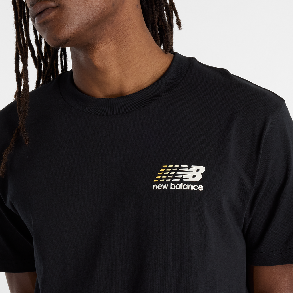 New Balance Athletics Multi Color Logo T-Shirt in SCHWARZ