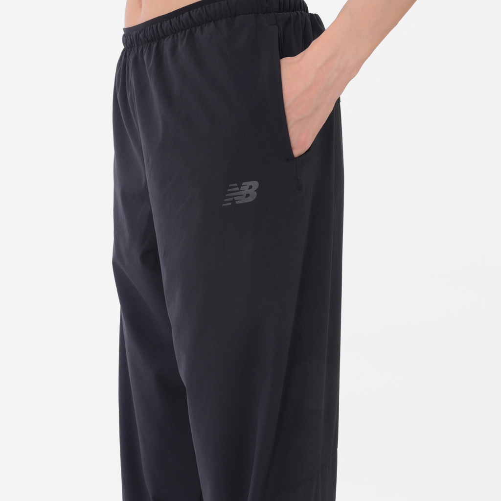 New Balance W Run Essentials Jogger in SCHWARZ