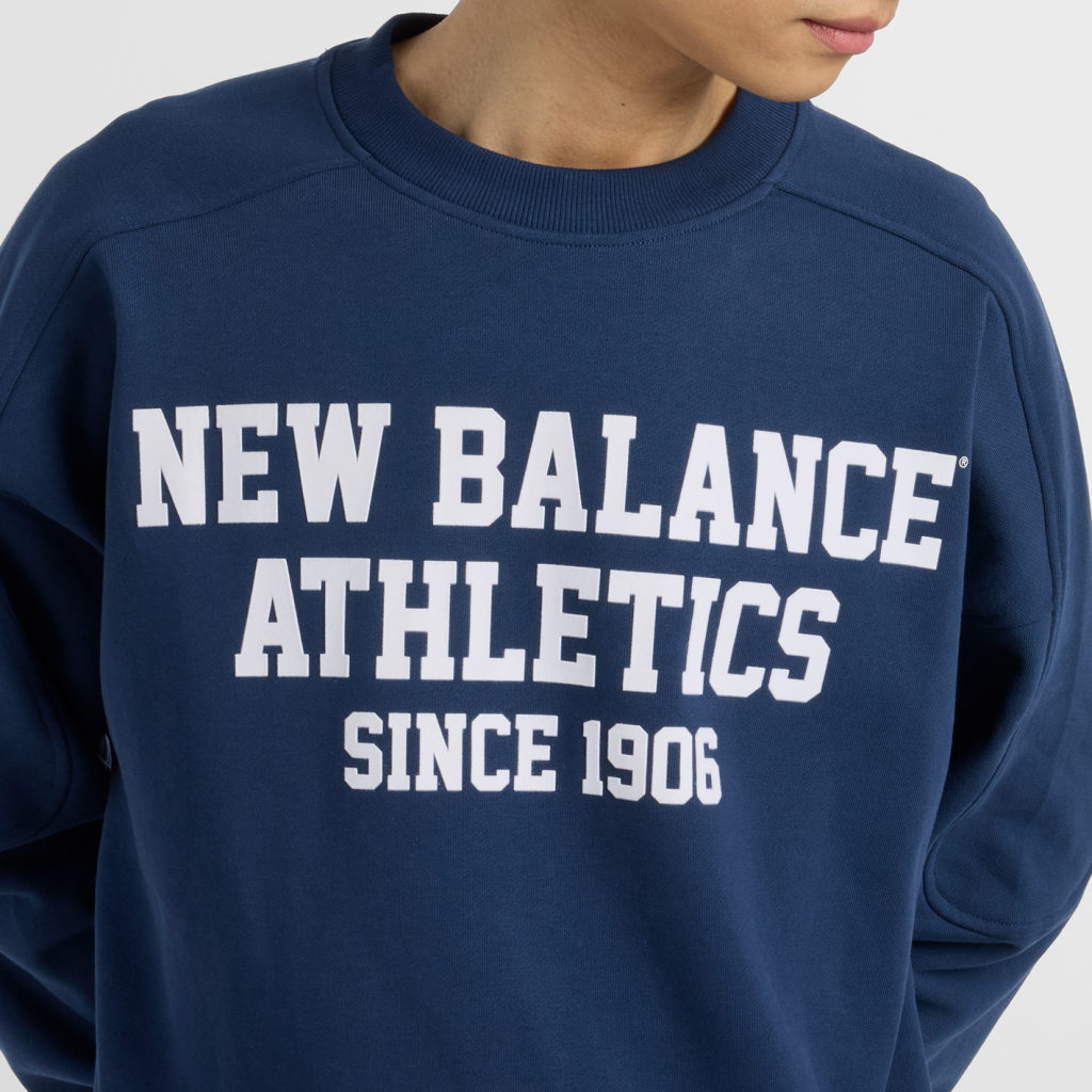 New Balance Varsity French Terry Graphic Crew in BLAU