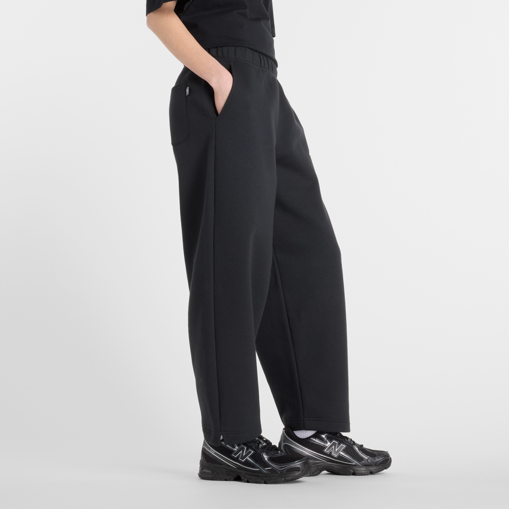 New Balance W Linear Heritage Fleece Barrel Leg Pant in SCHWARZ