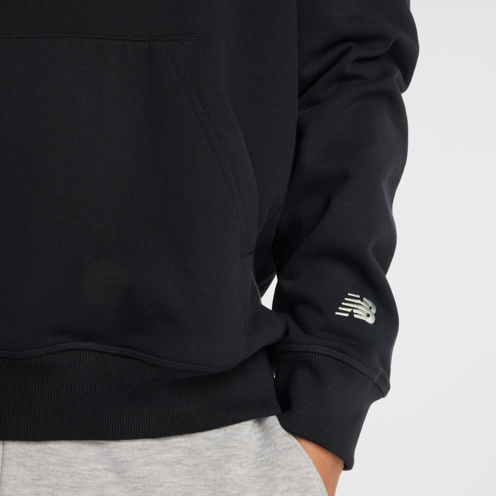 New Balance Atheltics Signature Hoodie in SCHWARZ