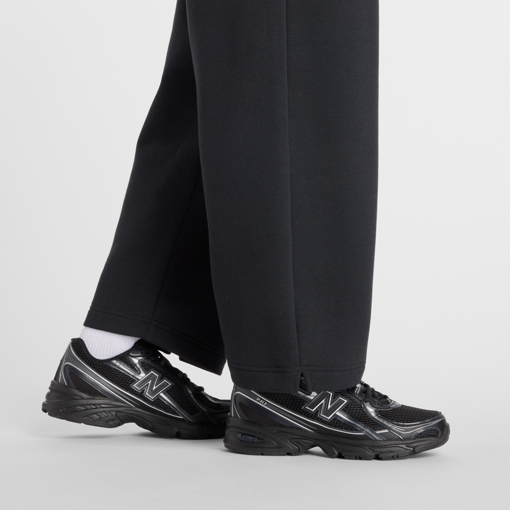 New Balance W Linear Heritage Fleece Barrel Leg Pant in SCHWARZ