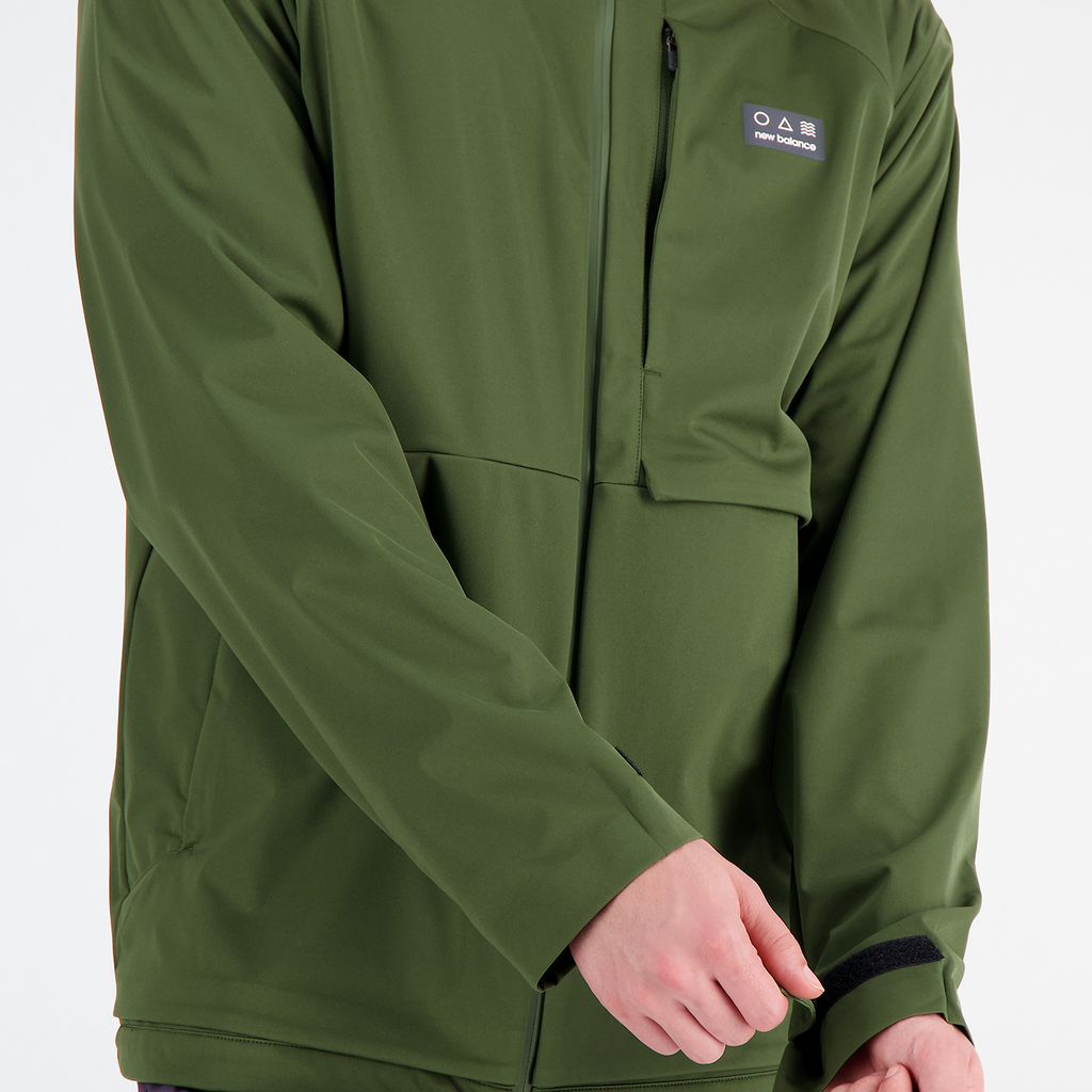New Balance Impact Run AT Waterproof Jacket in GRÜN