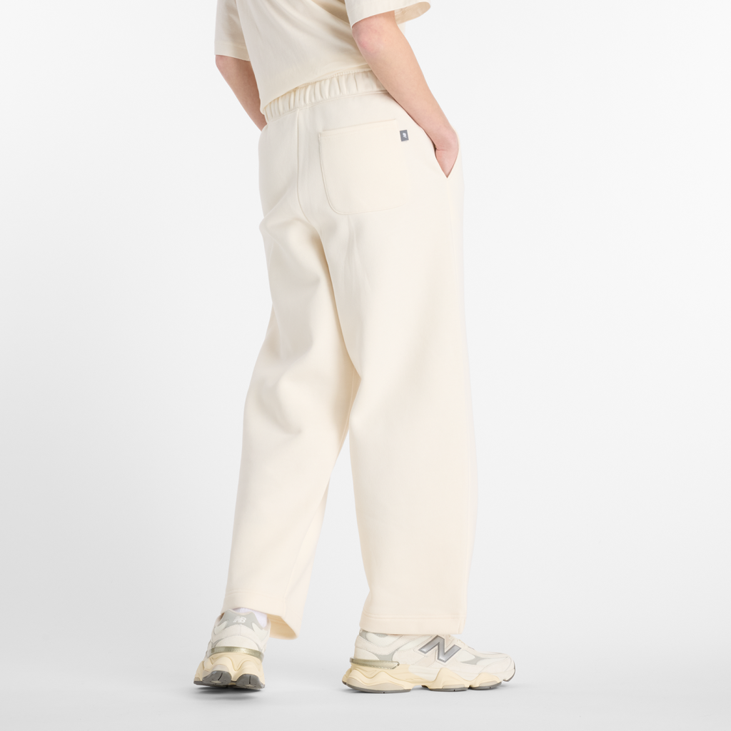 New Balance W Linear Heritage Fleece Barrel Leg Pant in GRAU