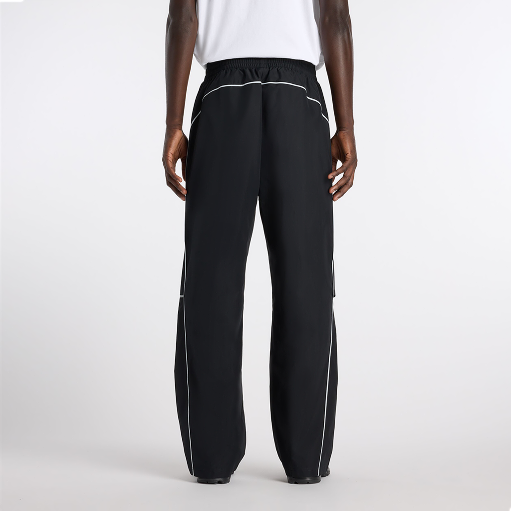 New Balance Elusive Shell Pant in SCHWARZ