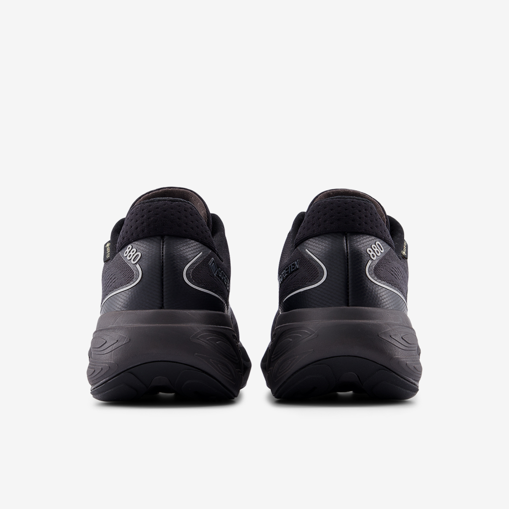 New Balance M 880 GTX v15 Laufschuhe in SCHWARZ