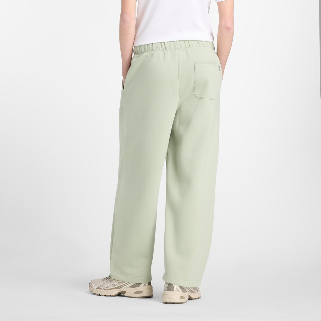 New Balance W Linear Heritage Fleece Barrel Leg Pant in GRÜN