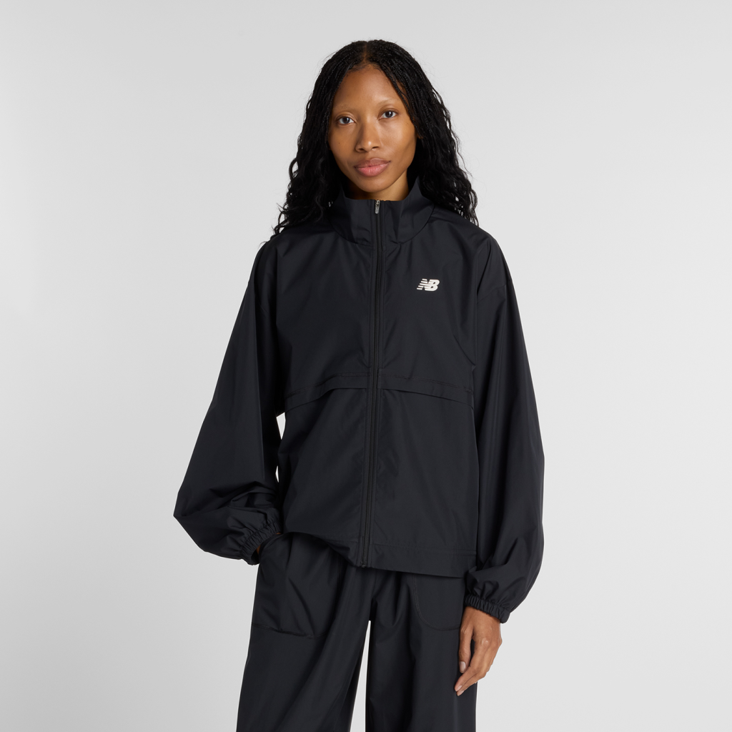 New Balance W Trackside Woven Jacket in SCHWARZ