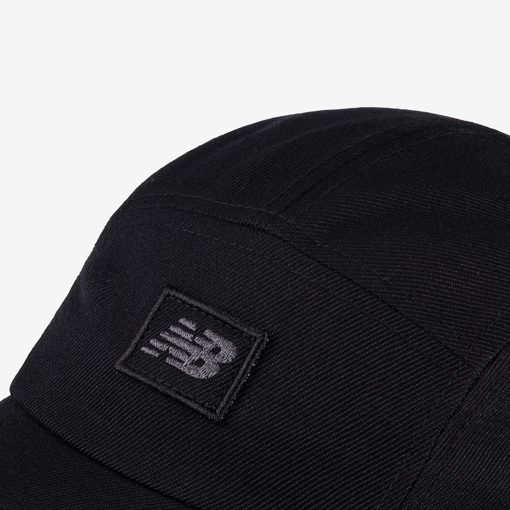 New Balance 5 Panel Lifestyle Flat Brim in SCHWARZ