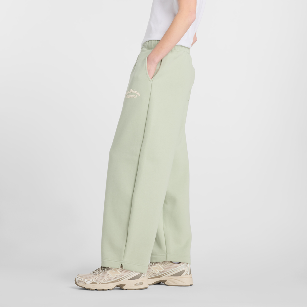 New Balance W Linear Heritage Fleece Barrel Leg Pant in GRÜN