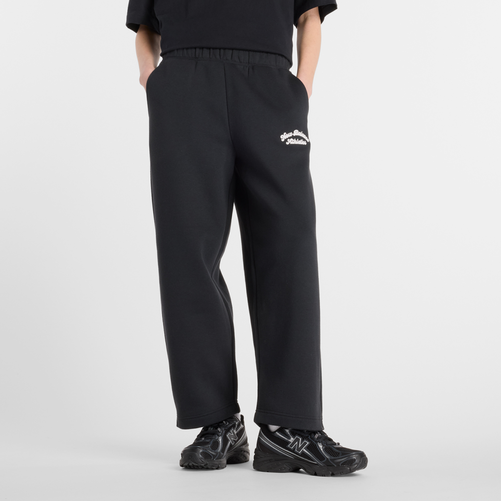 New Balance W Linear Heritage Fleece Barrel Leg Pant in SCHWARZ