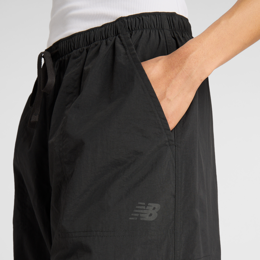 New Balance W Woven Cargo Pant in SCHWARZ