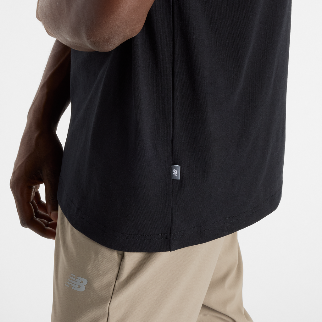 New Balance Athletics Multi Color Logo T-Shirt in SCHWARZ