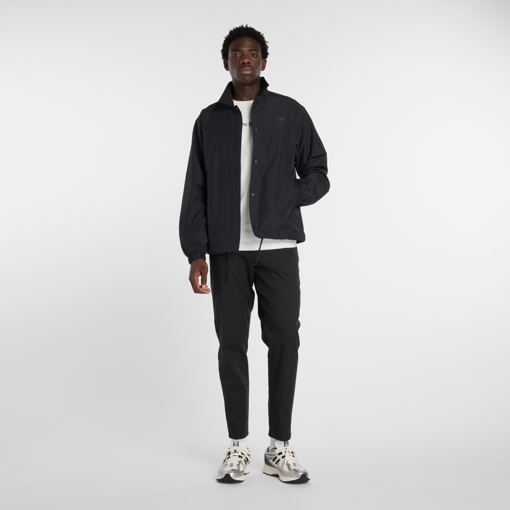 New Balance Lightweight Coaches Jacket in SCHWARZ