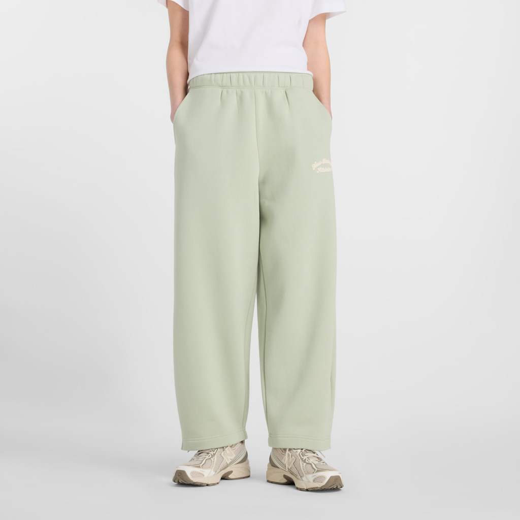 New Balance W Linear Heritage Fleece Barrel Leg Pant in GRÜN
