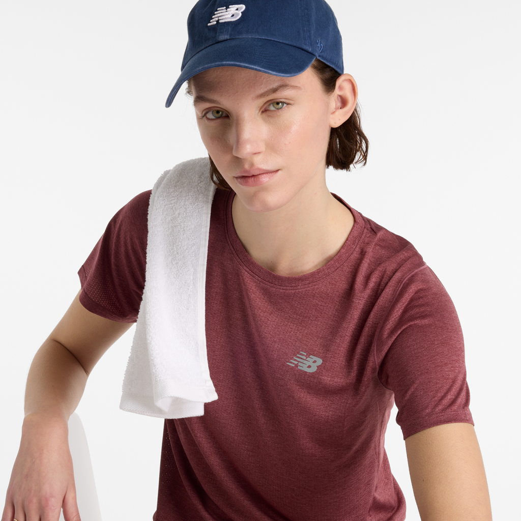 New Balance W NB Athletics Short Sleeve in ROT
