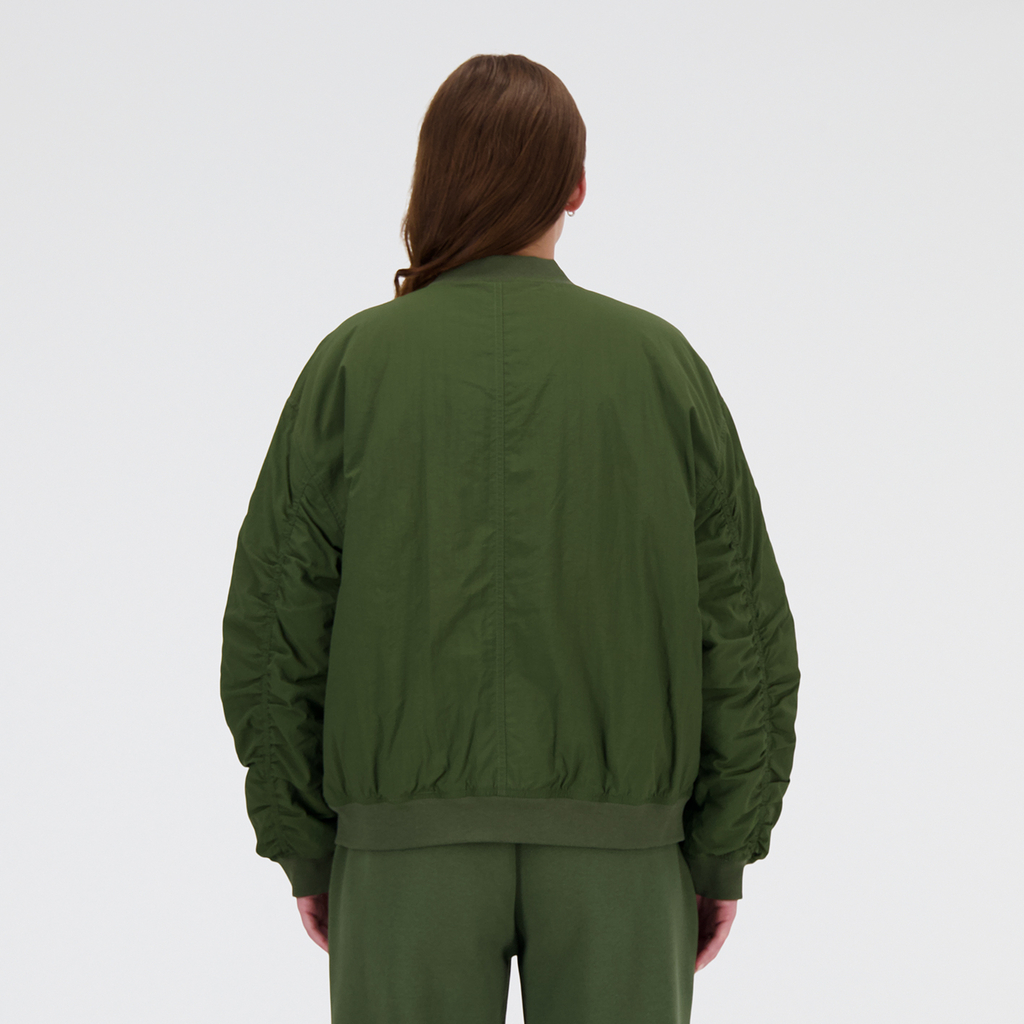 New Balance W Linear Heritage Woven Bomber Jacket in GRÜN