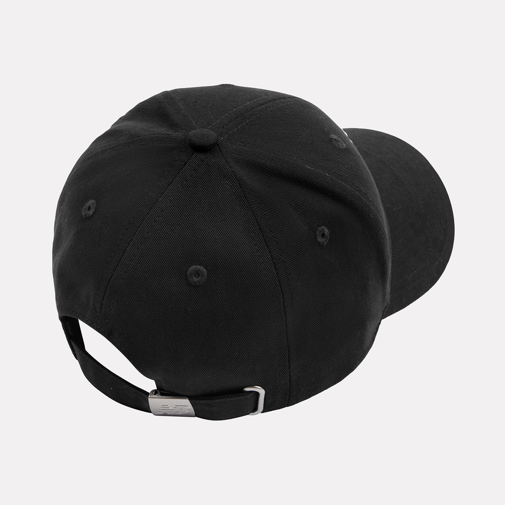 New Balance B New Balance Small Logo Cap in SCHWARZ