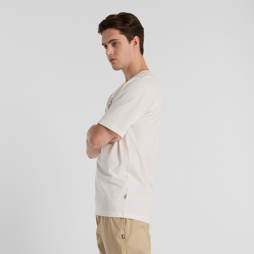 New Balance Athletics Premium Chest Logo T-Shirt in WEISS