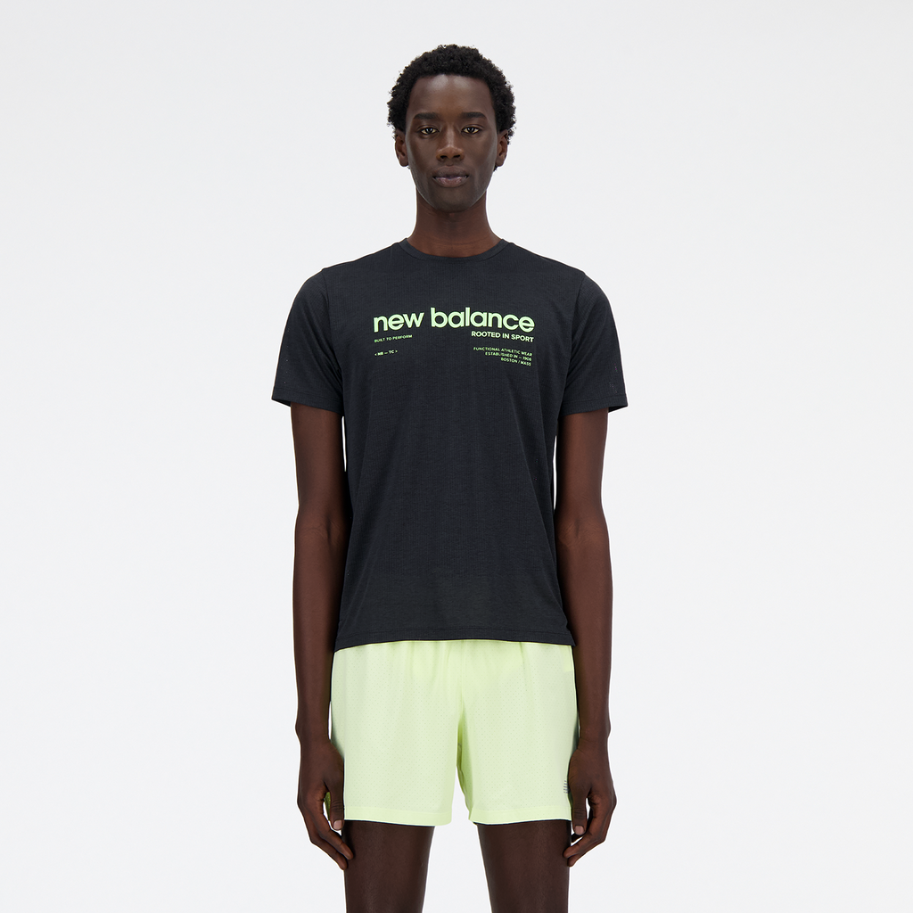 New Balance NB Athletics Printed Run T-Shirt in SCHWARZ