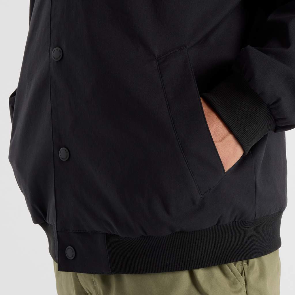 New Balance Athletics Varsity Jacket in SCHWARZ