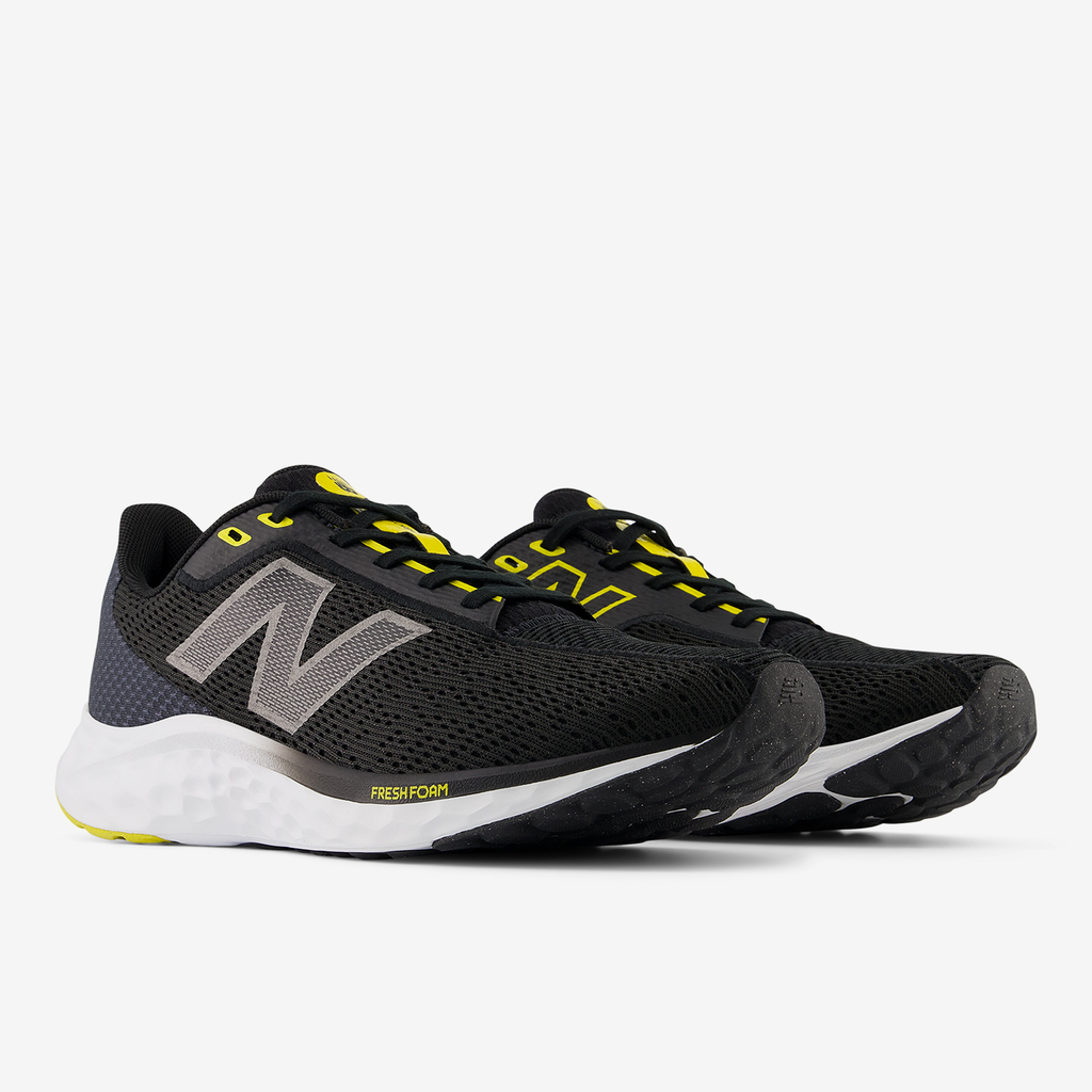 New Balance M Arishi v4 Laufschuhe in SCHWARZ