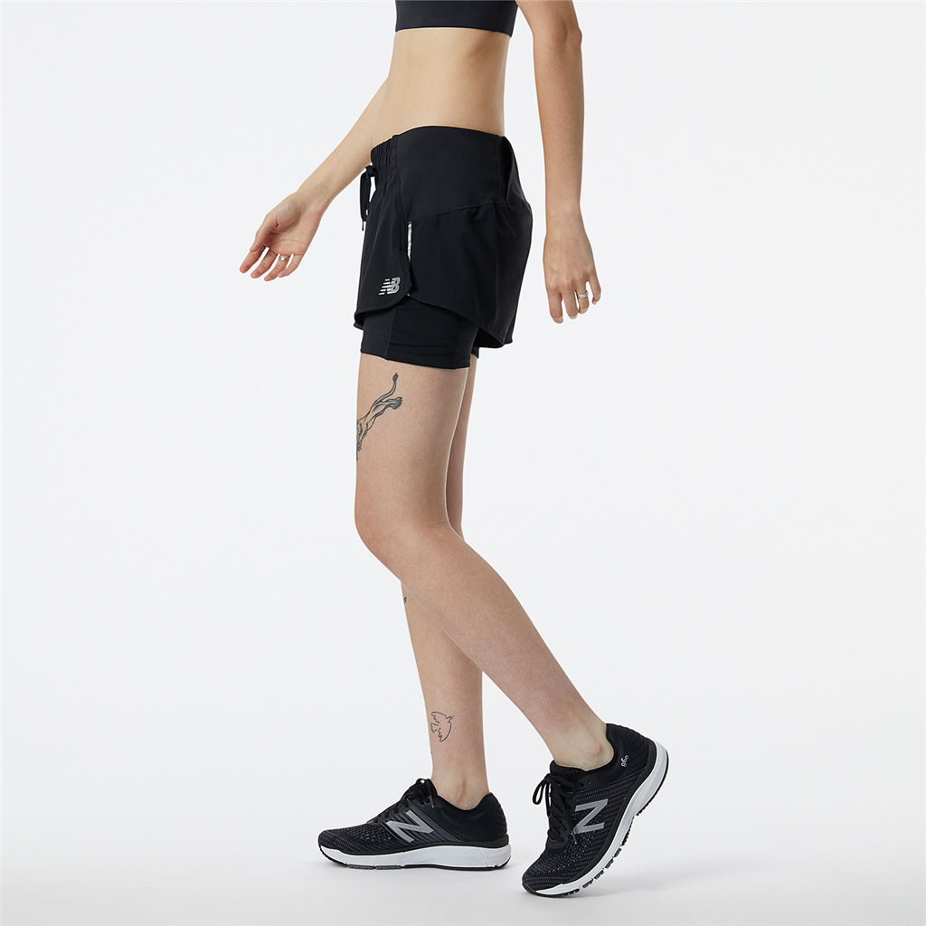New Balance W Impact Run 2in1 Short in SCHWARZ