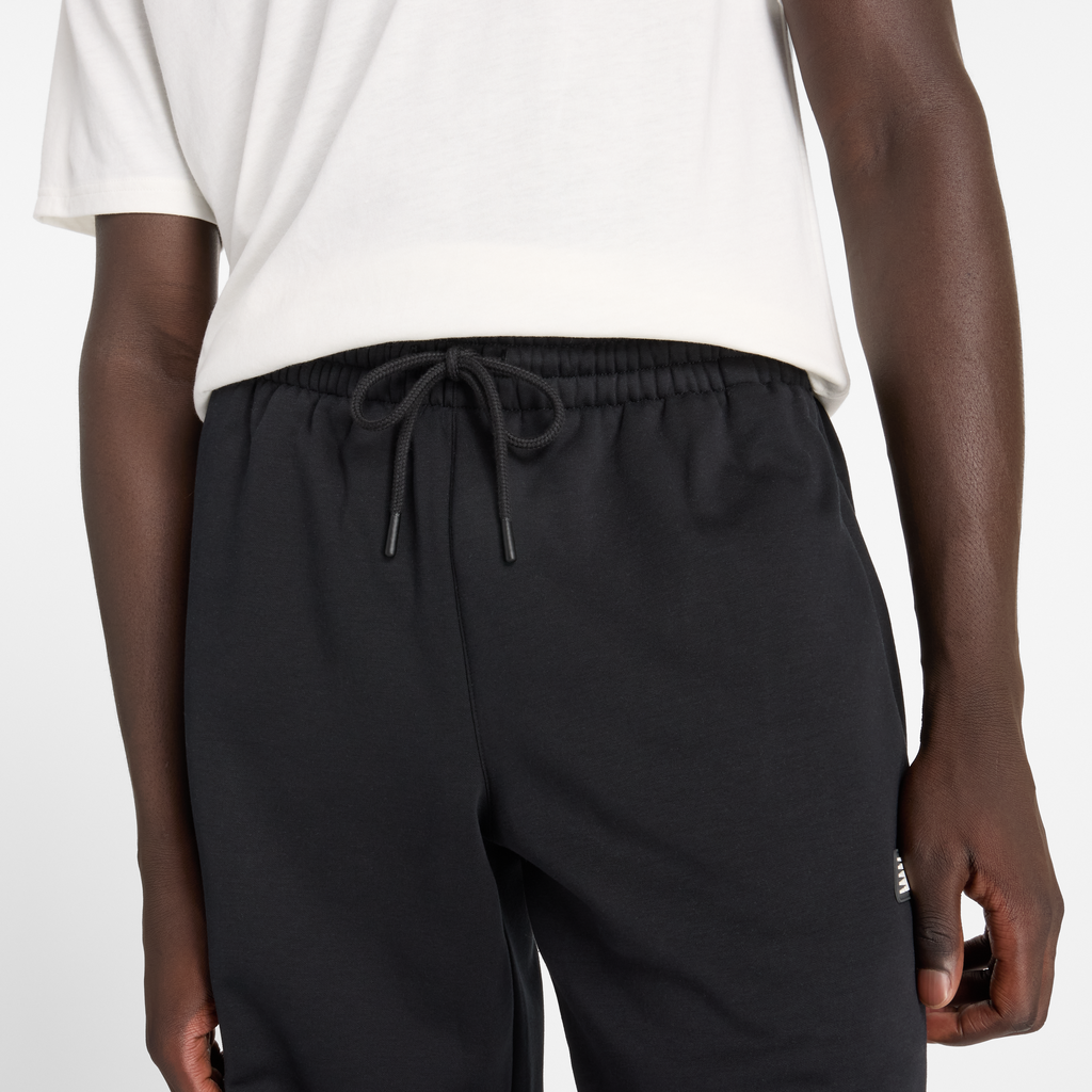 New Balance Hoops Uniform Pant in SCHWARZ