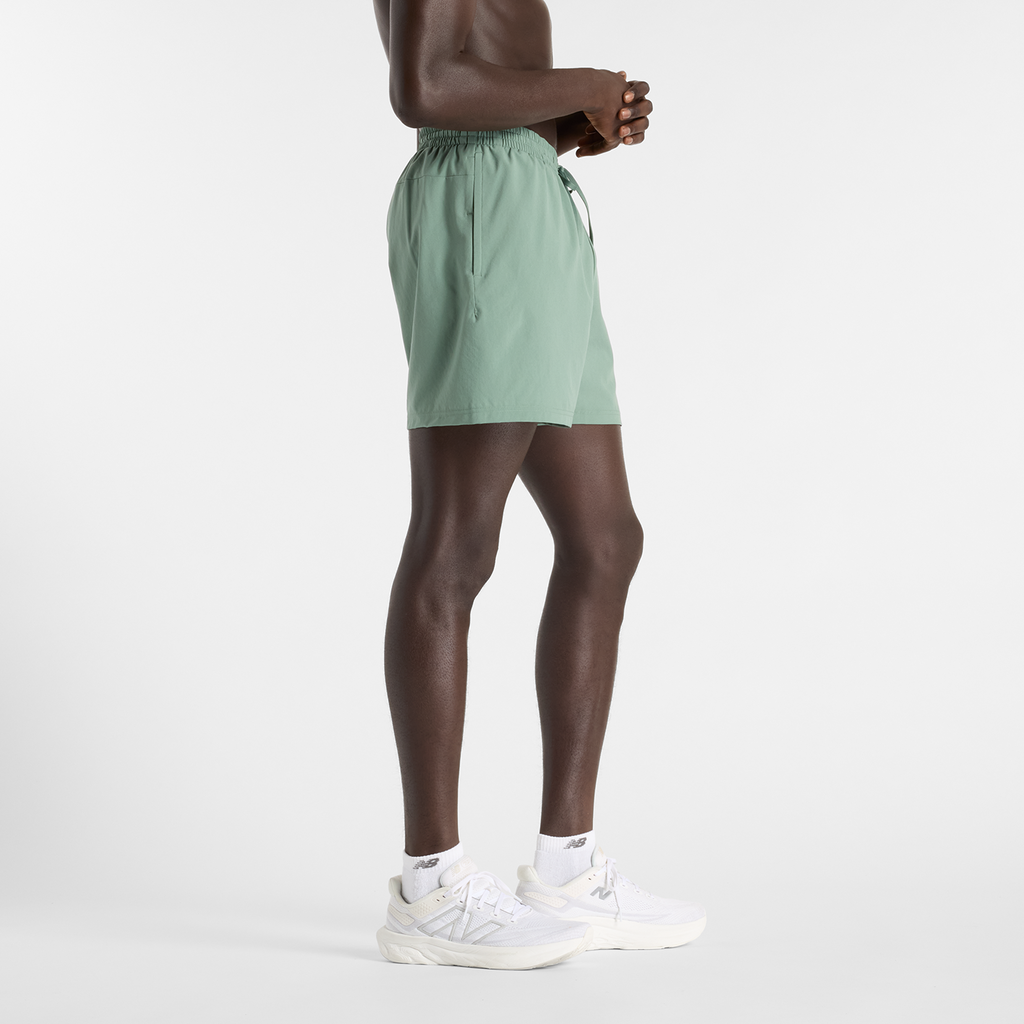 New Balance Sports Essentials Short 5 Inch Brief in GRÜN