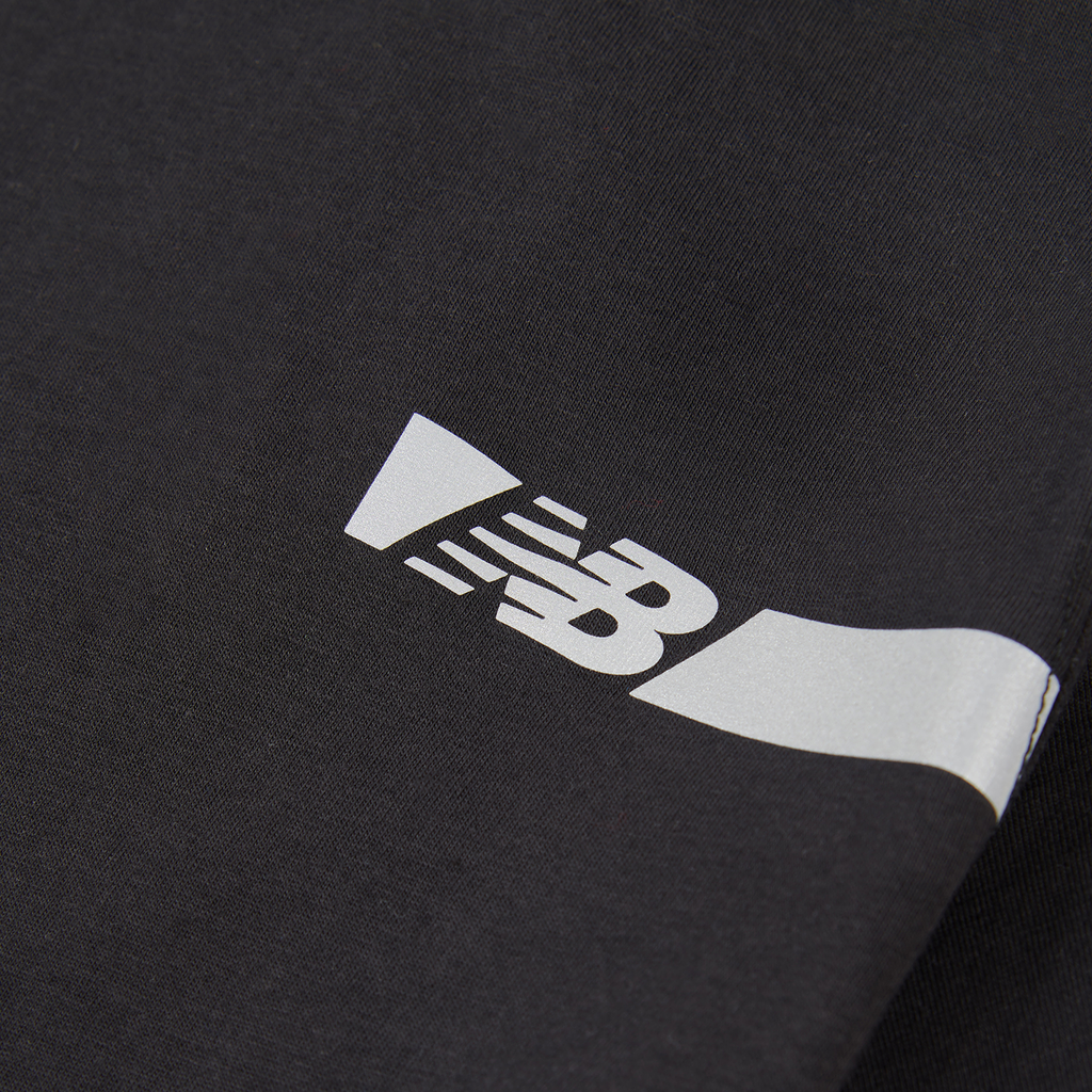 New Balance B NB Reflective Flying NB Tee in SCHWARZ