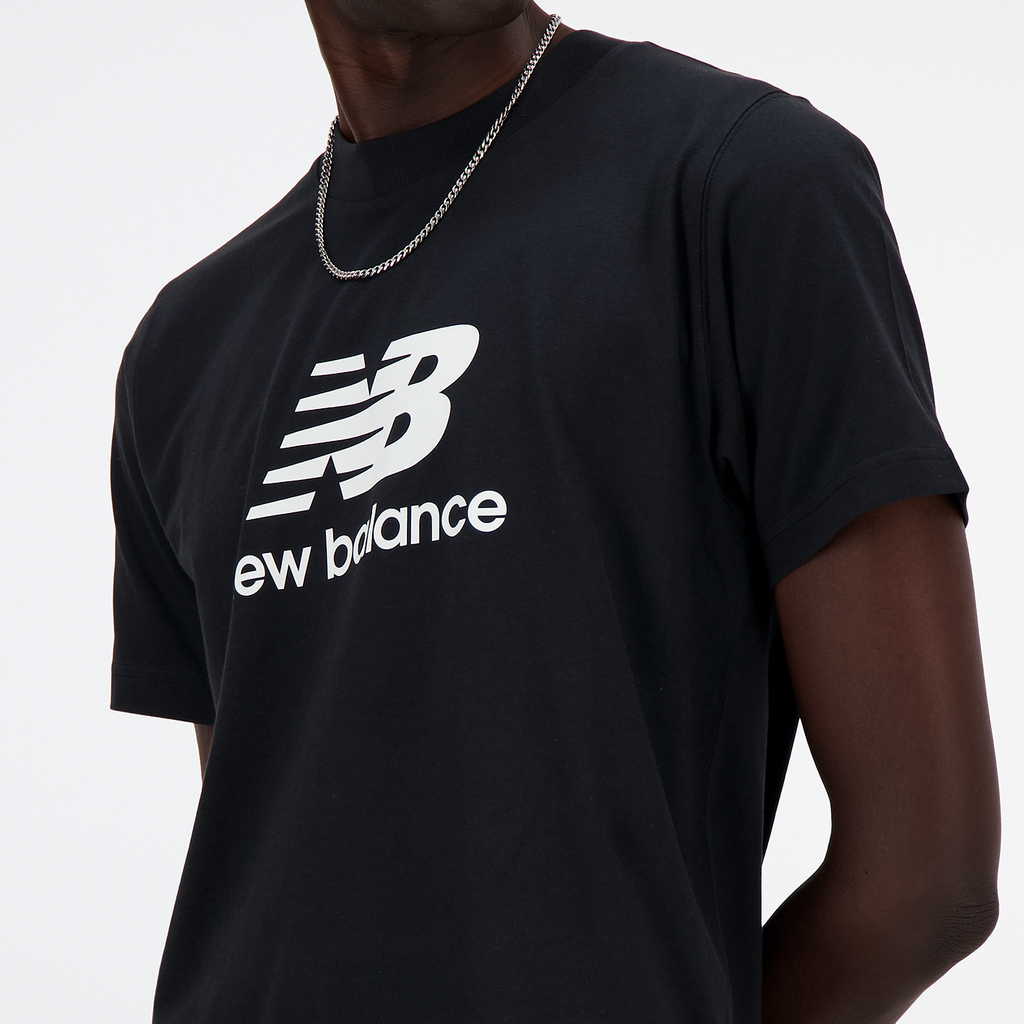 New Balance Sport Essentials Stacked Logo T-Shirt in SCHWARZ