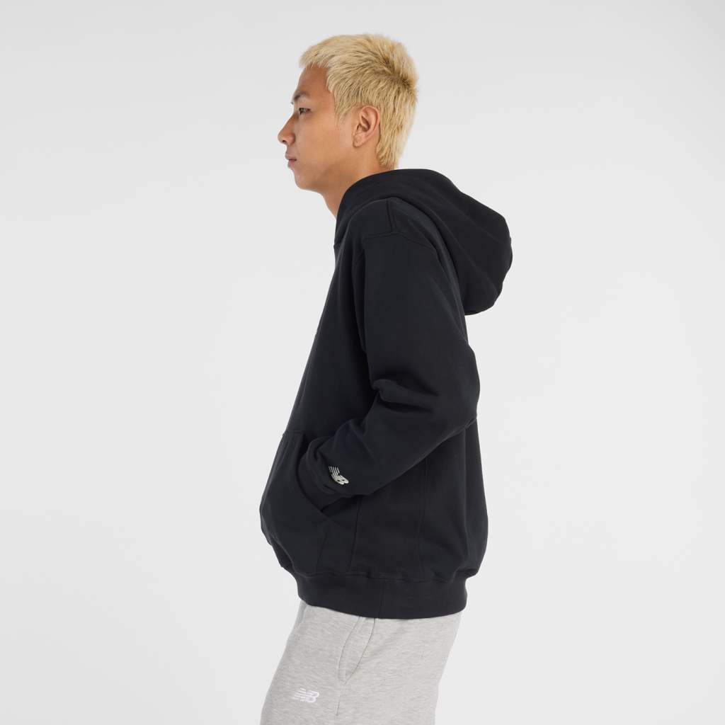 New Balance Atheltics Signature Hoodie in SCHWARZ