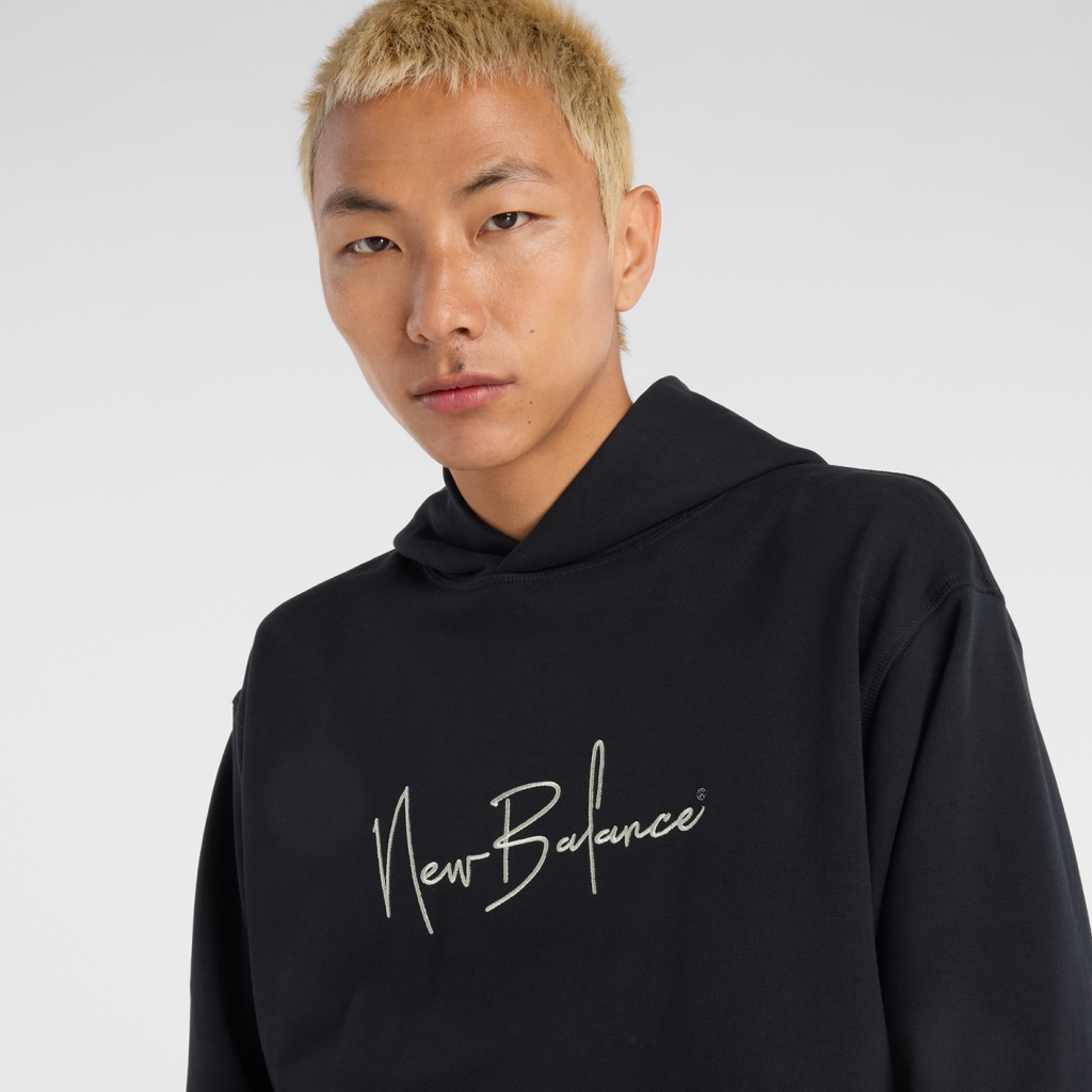 New Balance Atheltics Signature Hoodie in SCHWARZ