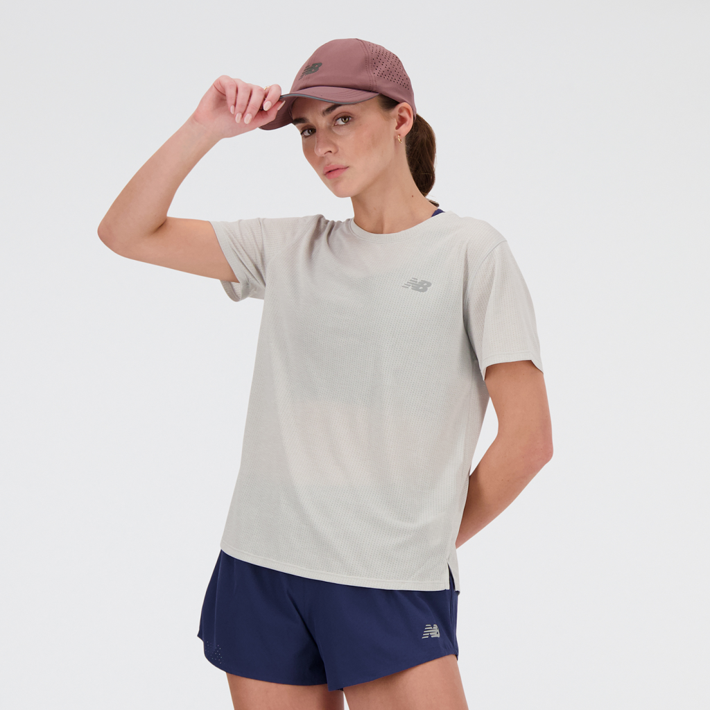 New Balance W NB Athletics Short Sleeve in GRAU