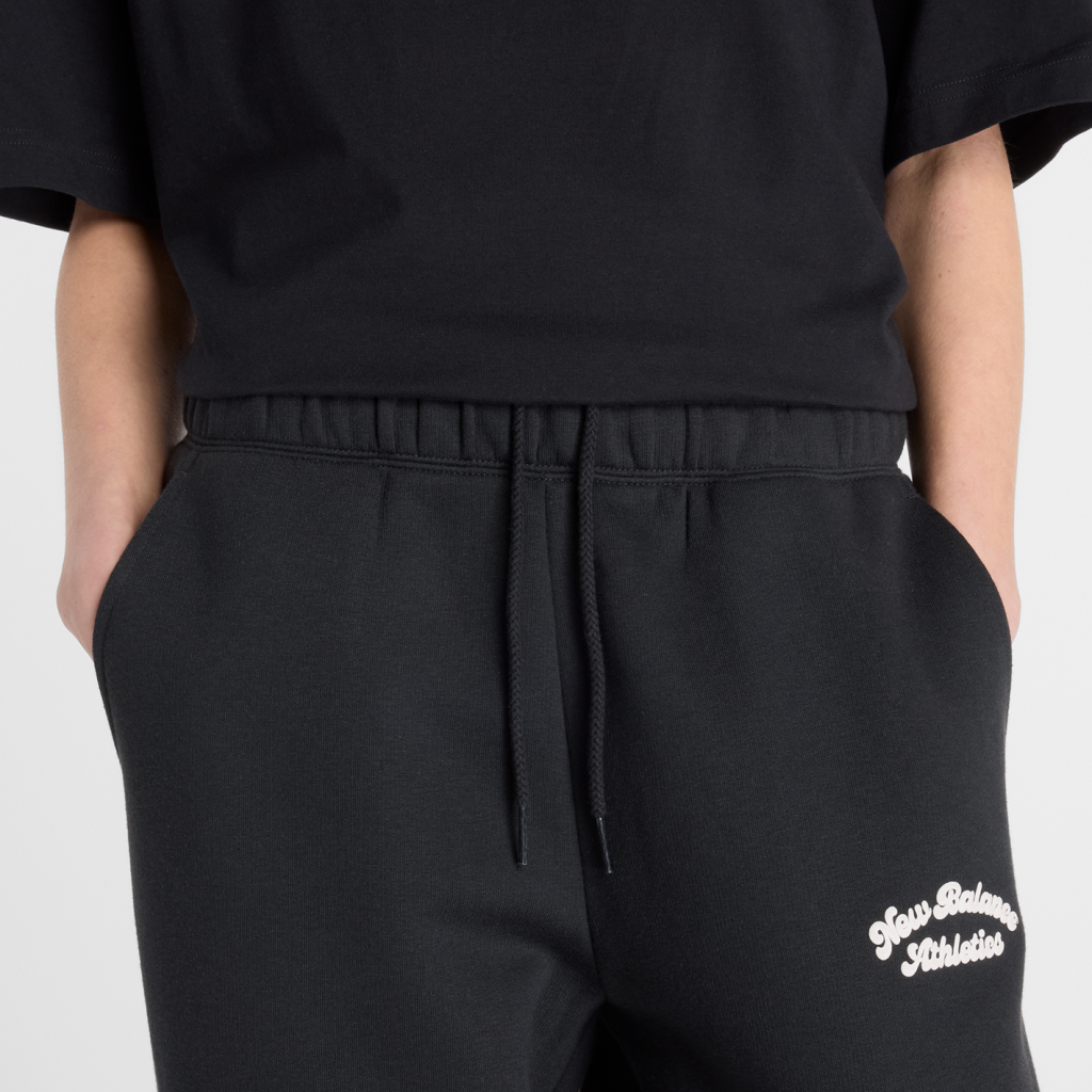 New Balance W Linear Heritage Fleece Barrel Leg Pant in SCHWARZ