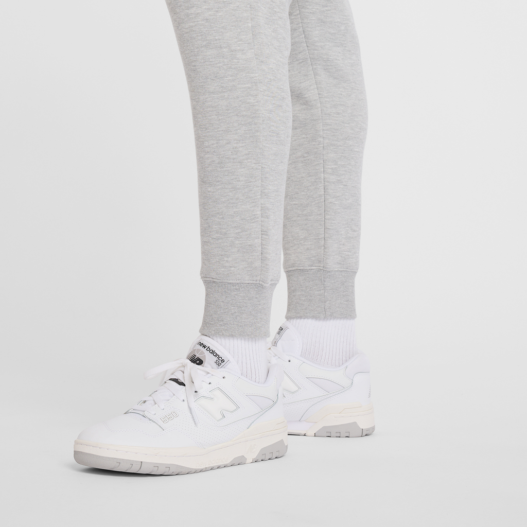 New Balance Sport Graphic Fleece Jogger in GRAU