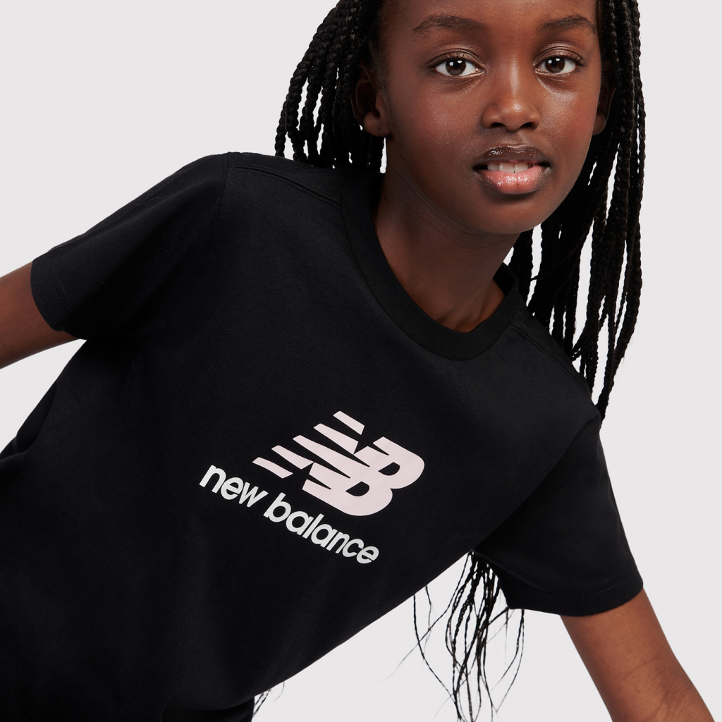 New Balance G NEW BALANCE JERSEY STACKED LOGO TEE in SCHWARZ