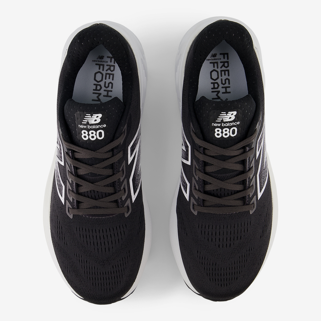 New Balance M 880 v15 Laufschuhe in SCHWARZ