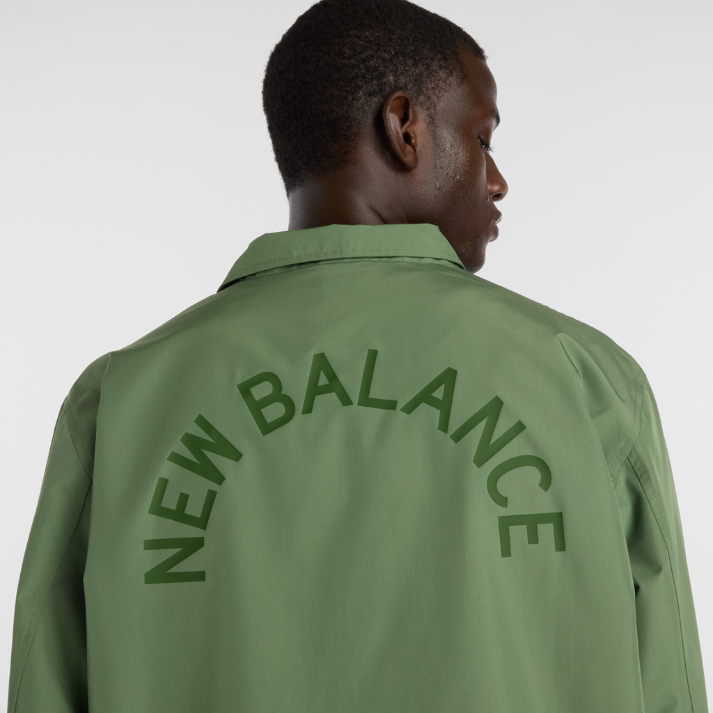 New Balance Lightweight Coaches Jacket in GRÜN