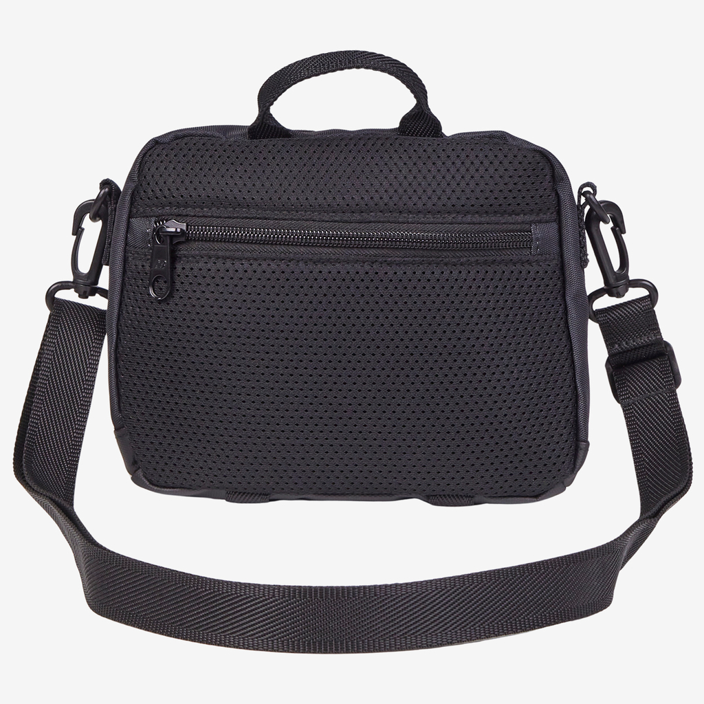 New Balance Athletics Sling Bag in SCHWARZ