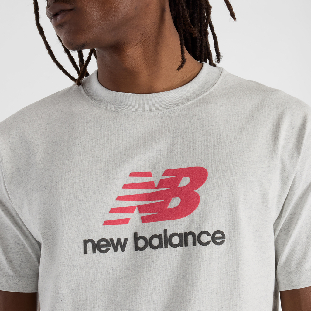 New Balance Athletics Logo T-Shirt in GRAU